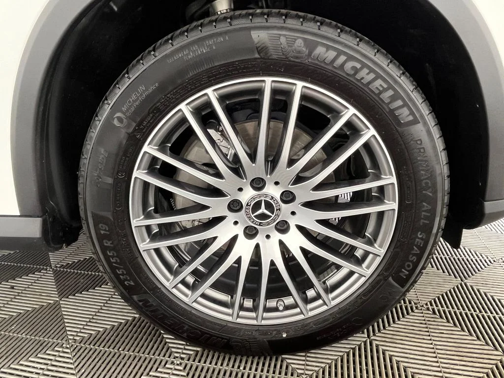 Used 2025  Mercedes-Benz GLC 300 image 17