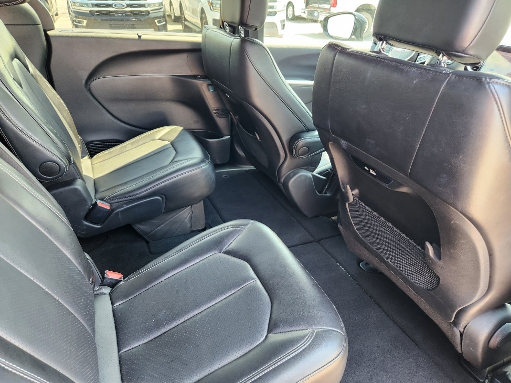 Used 2025 Diamond Black Crystal Pearlcoat Chrysler Select image 19