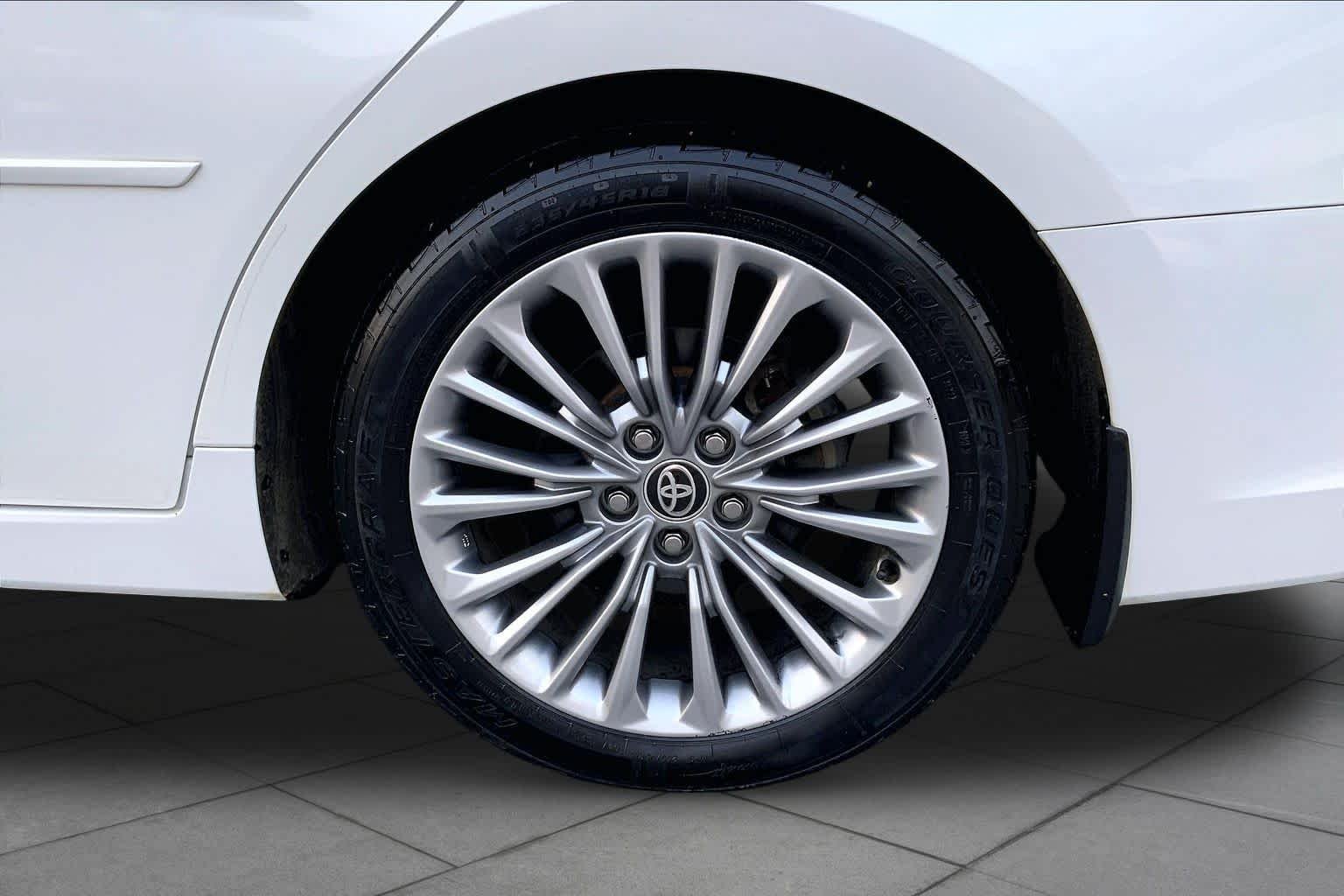 Used 2020 Wind Chill Pearl Toyota Hybrid Limited image 11
