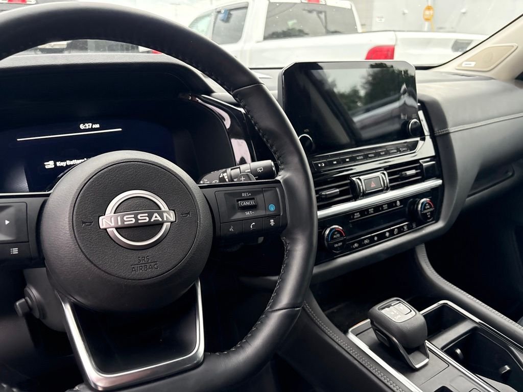 Used 2024 White Nissan Platinum image 5