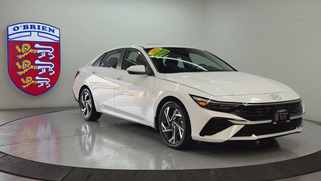 Used 2025 White Hyundai SEL Convenience image 2