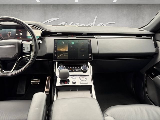 Used 2023  Land Rover SE Dynamic image 4