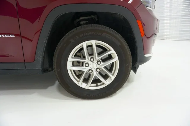 Used 2025 VELVET RED PRLC Jeep Laredo image 5