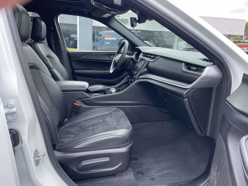 Used 2023 White Jeep Altitude image 15
