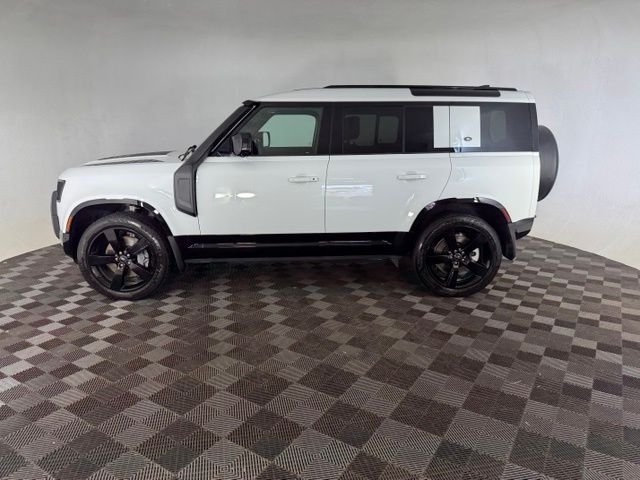 Used 2022 White Land Rover X-Dynamic HSE image 8