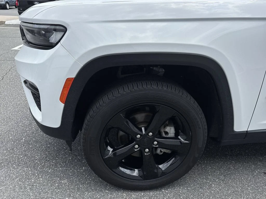 Used 2025 White Jeep Limited image 19