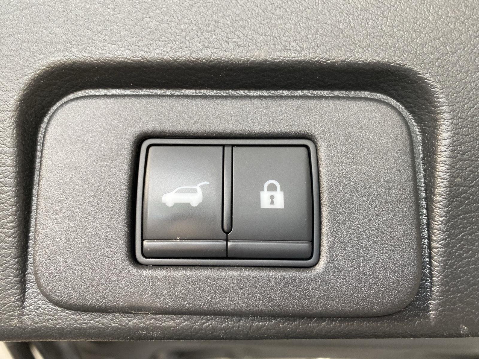 Used 2021 Champagne Silver Metallic Nissan Platinum image 8