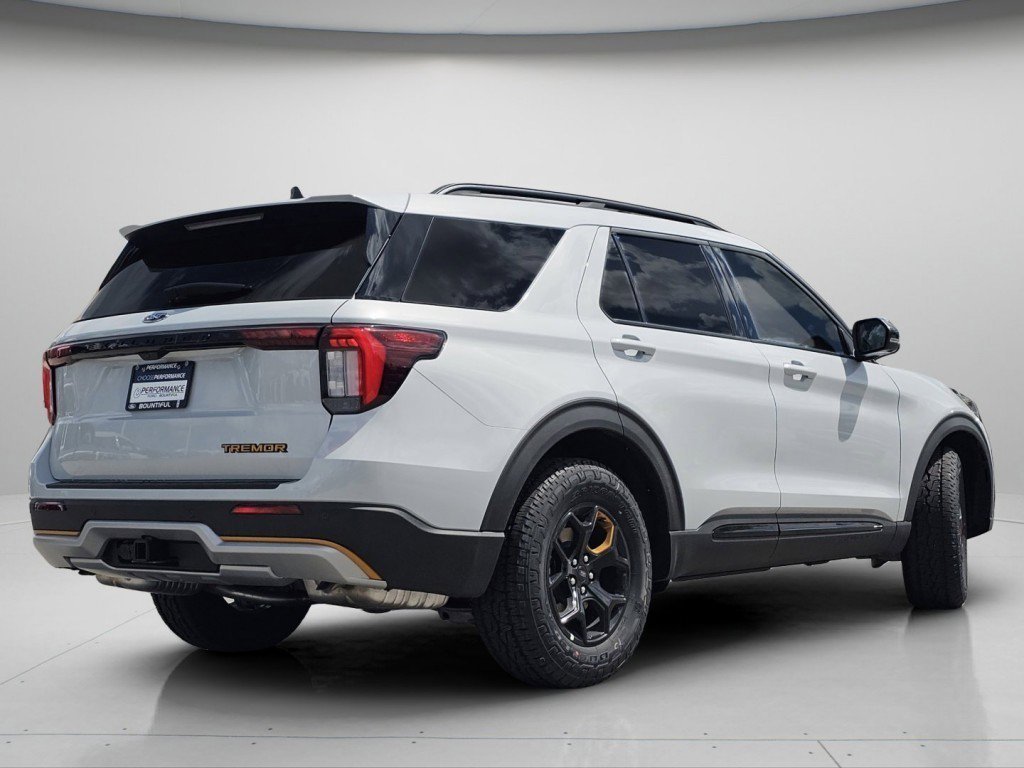 New 2026 Space White Metallic Ford Tremor image 27