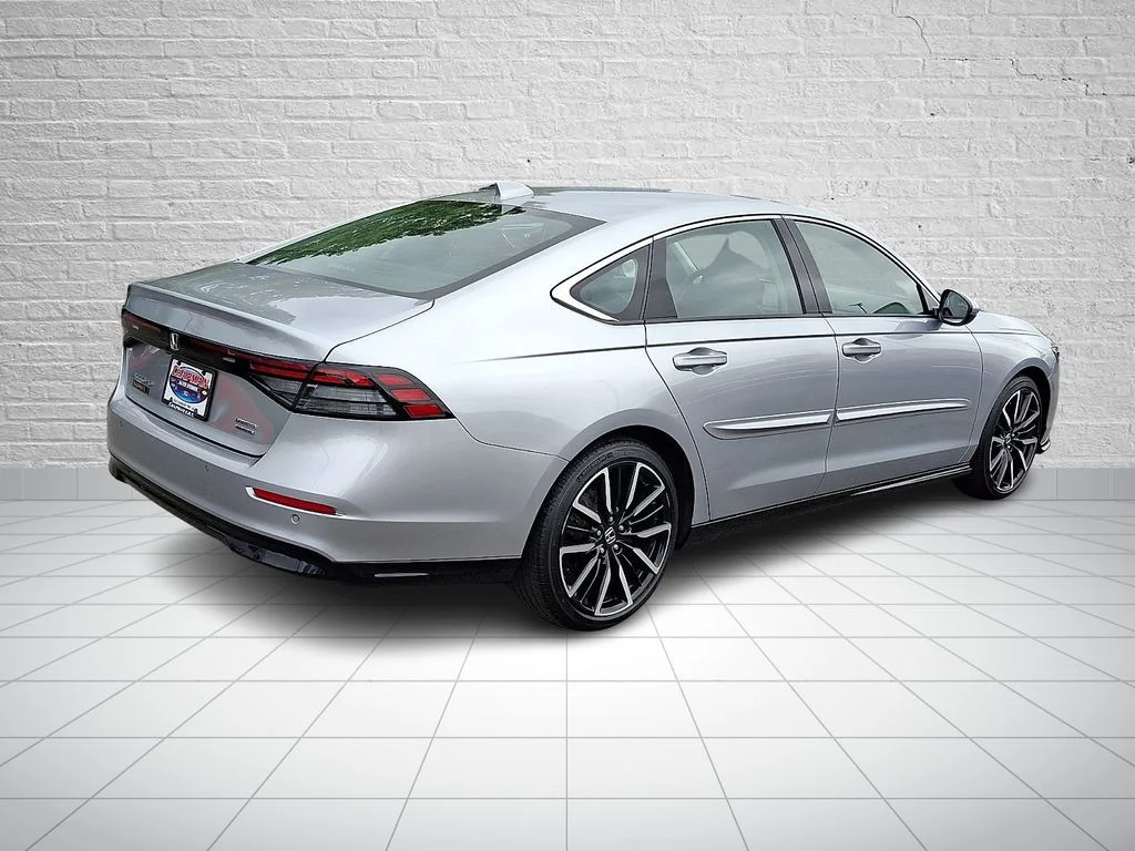 Used 2024 Silver Honda Touring image 4