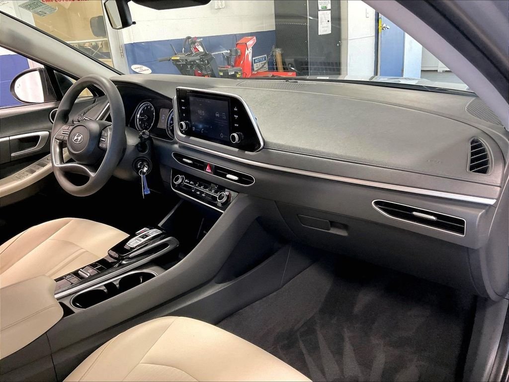 Used 2023 Silver Hyundai SE image 14