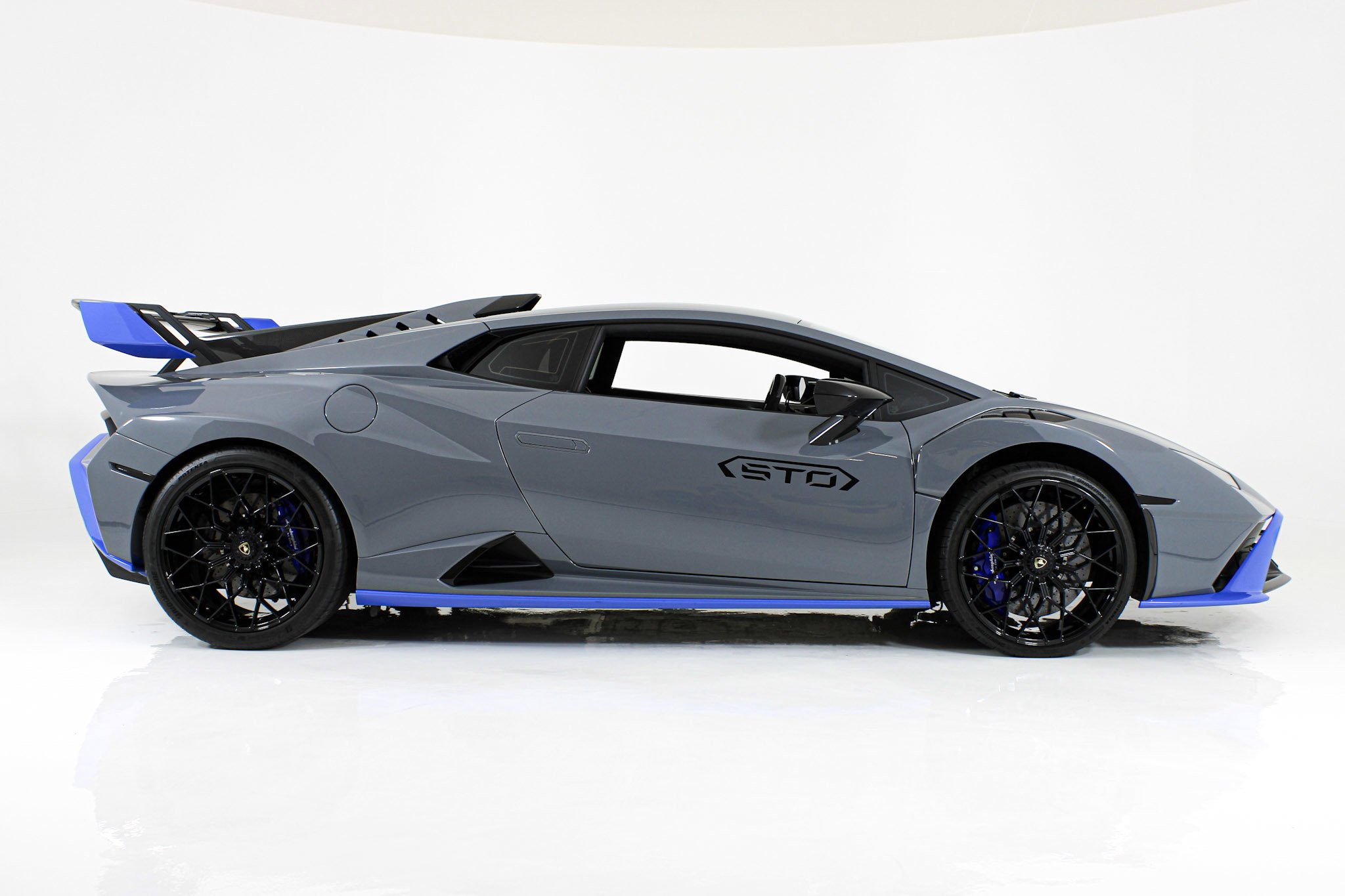 Used 2023 Gray Lamborghini  image 10