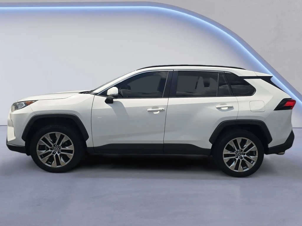 Used 2020 Super White Toyota XLE Premium image 2