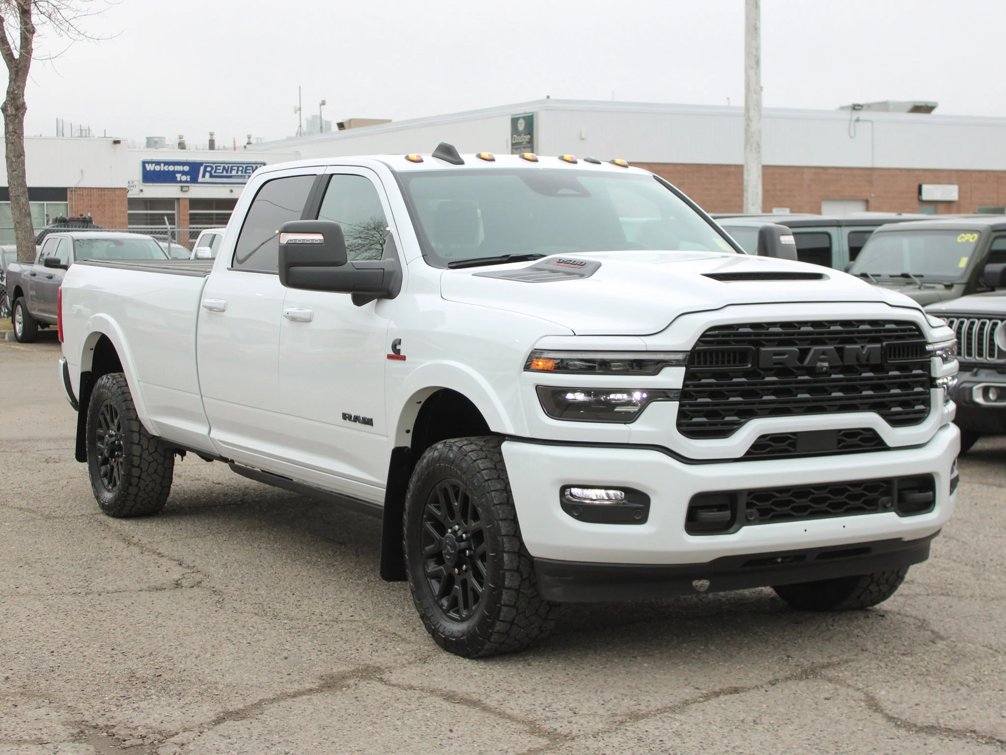 Certified Used 2025 White RAM Limited * Cummins Diesel | 5th Wheel & Gooseneck | Adaptive Cruise | Apple CarPlay | Tonneau Cover image 9