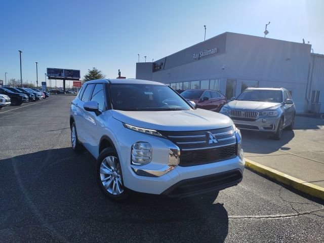 2026 Mitsubishi Outlander ES FWD's photo