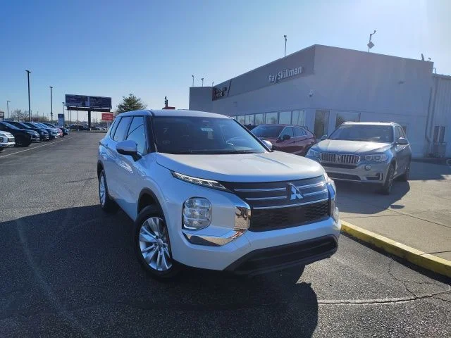 2026 Mitsubishi Outlander ES FWD's photo