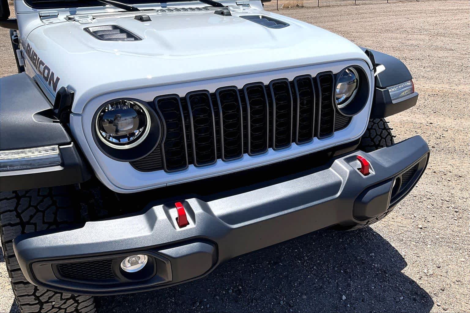 Used 2025 Bright White Clearcoat Jeep Rubicon image 27