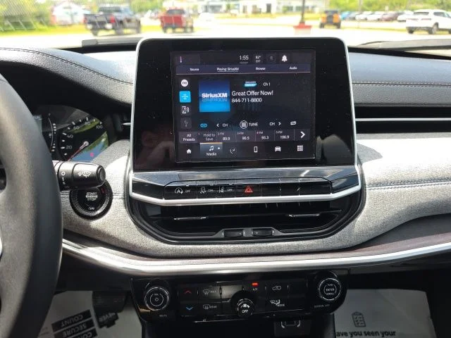 Used 2022 White Jeep Latitude image 19