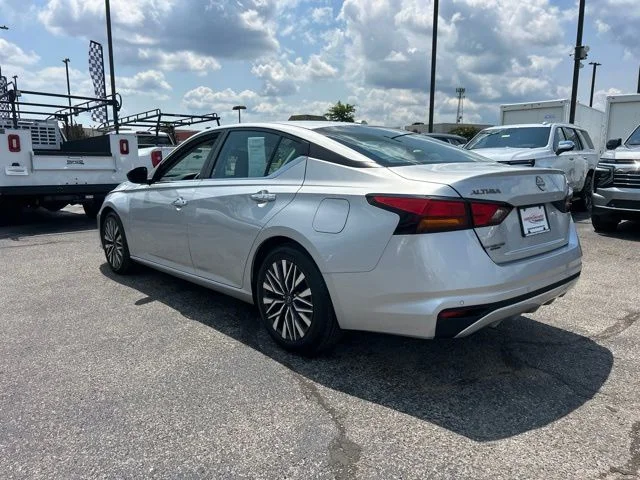 Used 2024 Silver Nissan 2.5 SV image 5