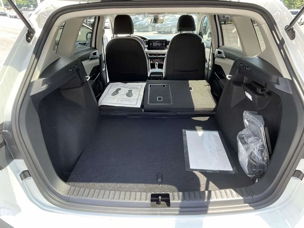 2025 Volkswagen Taos SE - Photo 9