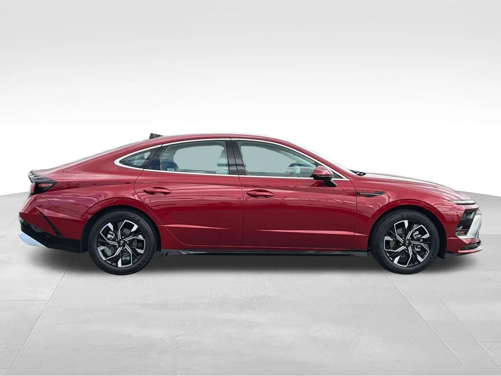 Used 2025 Red Hyundai SEL image 8