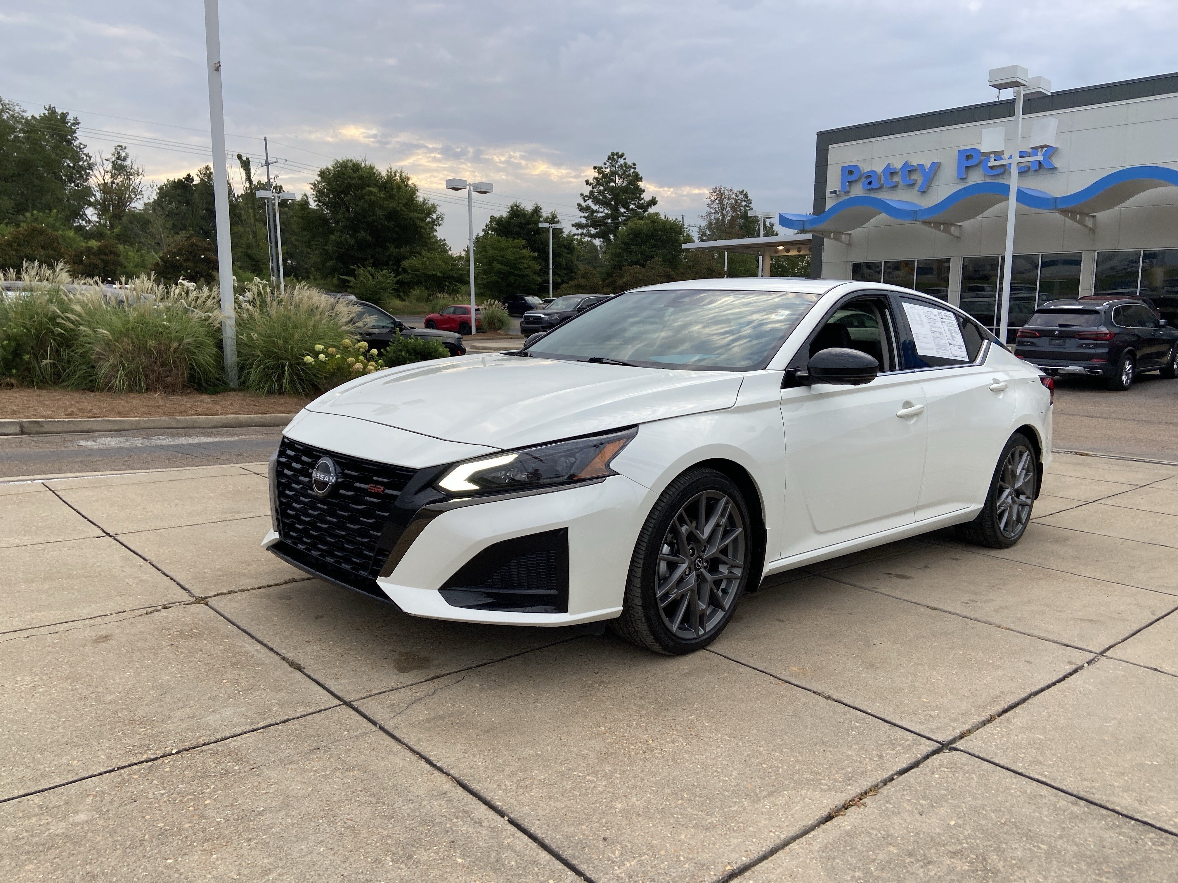 Used 2023 Pearl White Tricoat Nissan 2.0 SR image 4