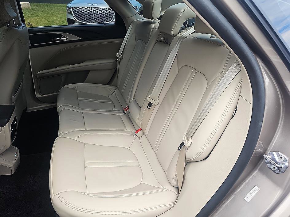 Used 2018 Mocha Metallic Lincoln Select image 29
