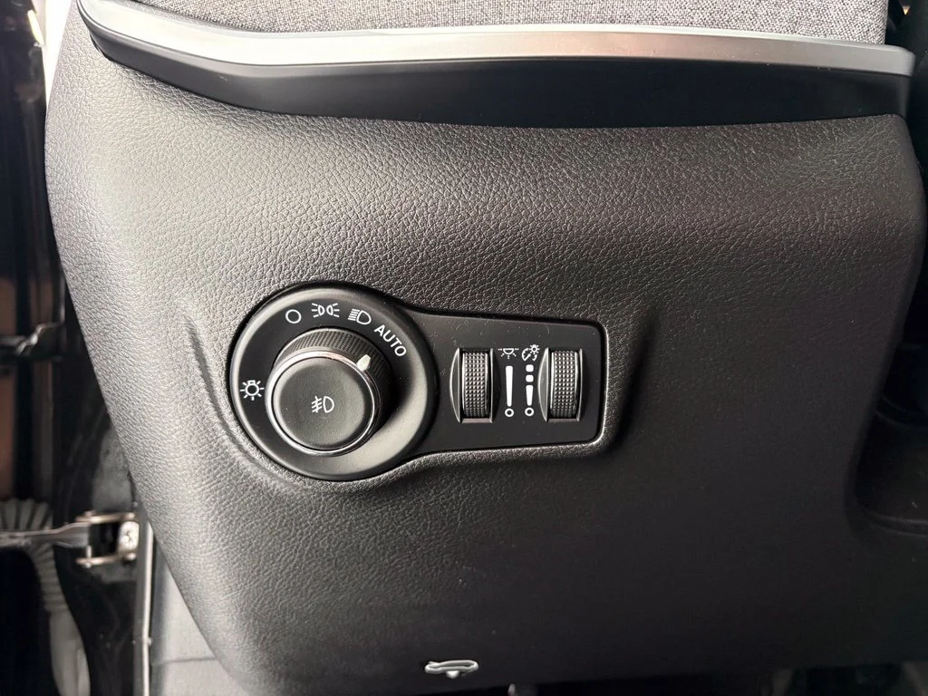 Used 2024 Black Jeep Latitude Lux image 6