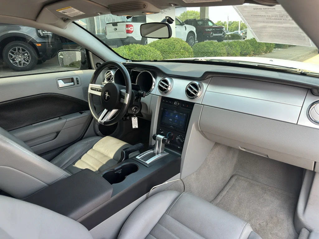 Used 2006 Performance White Clearcoat Ford GT Premium image 27