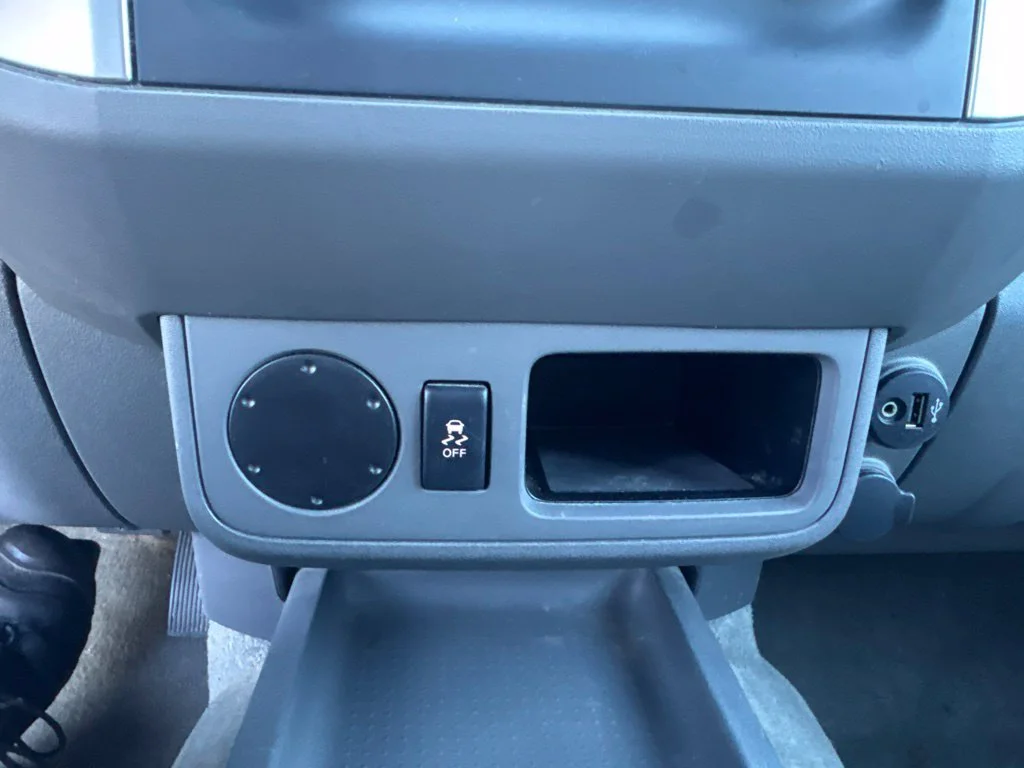 Used 2017 White Nissan S image 27