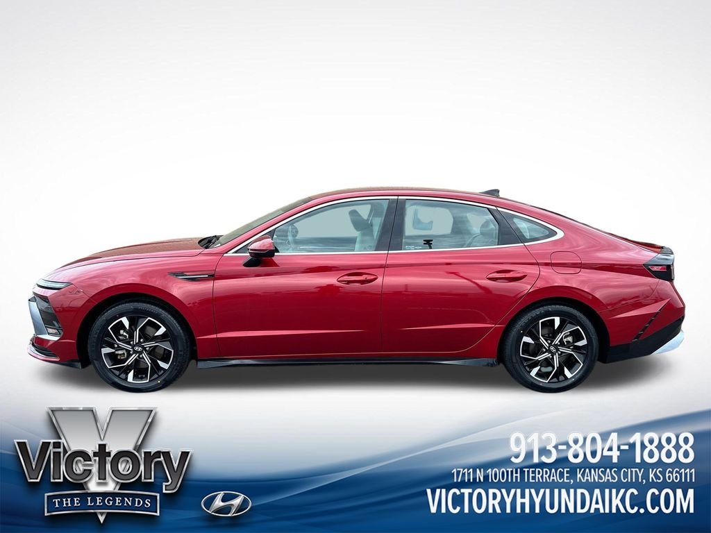 Used 2024 Red Hyundai SEL image 2