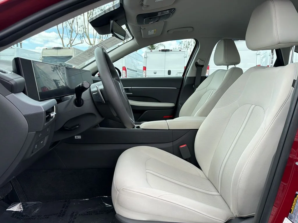 Used 2025 Red Hyundai SEL image 9