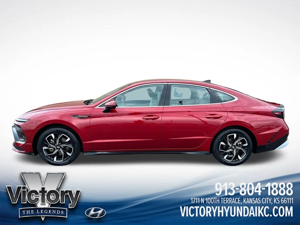 Used 2024 Red Hyundai SEL image 2