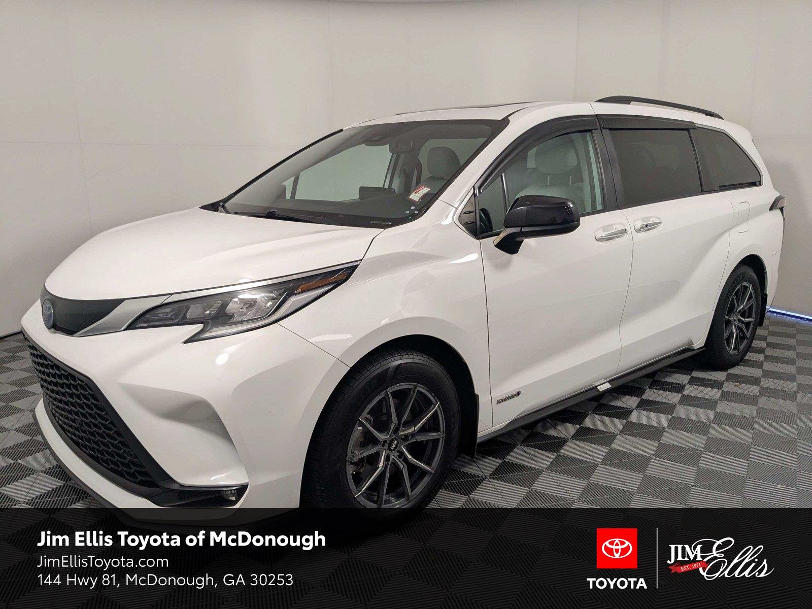 Used 2021 Super White Toyota XSE image 1