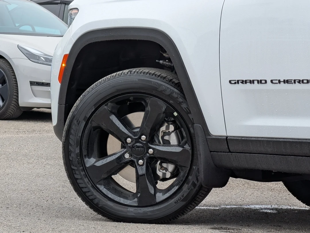 New 2026 White Jeep Altitude - - 4x4 - 20 Gloss Black Wheels - Capri Lthr Seats - Remote Start & More! image 9