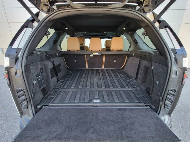 Certified Used 2025 White Land Rover Dynamic SE image 18