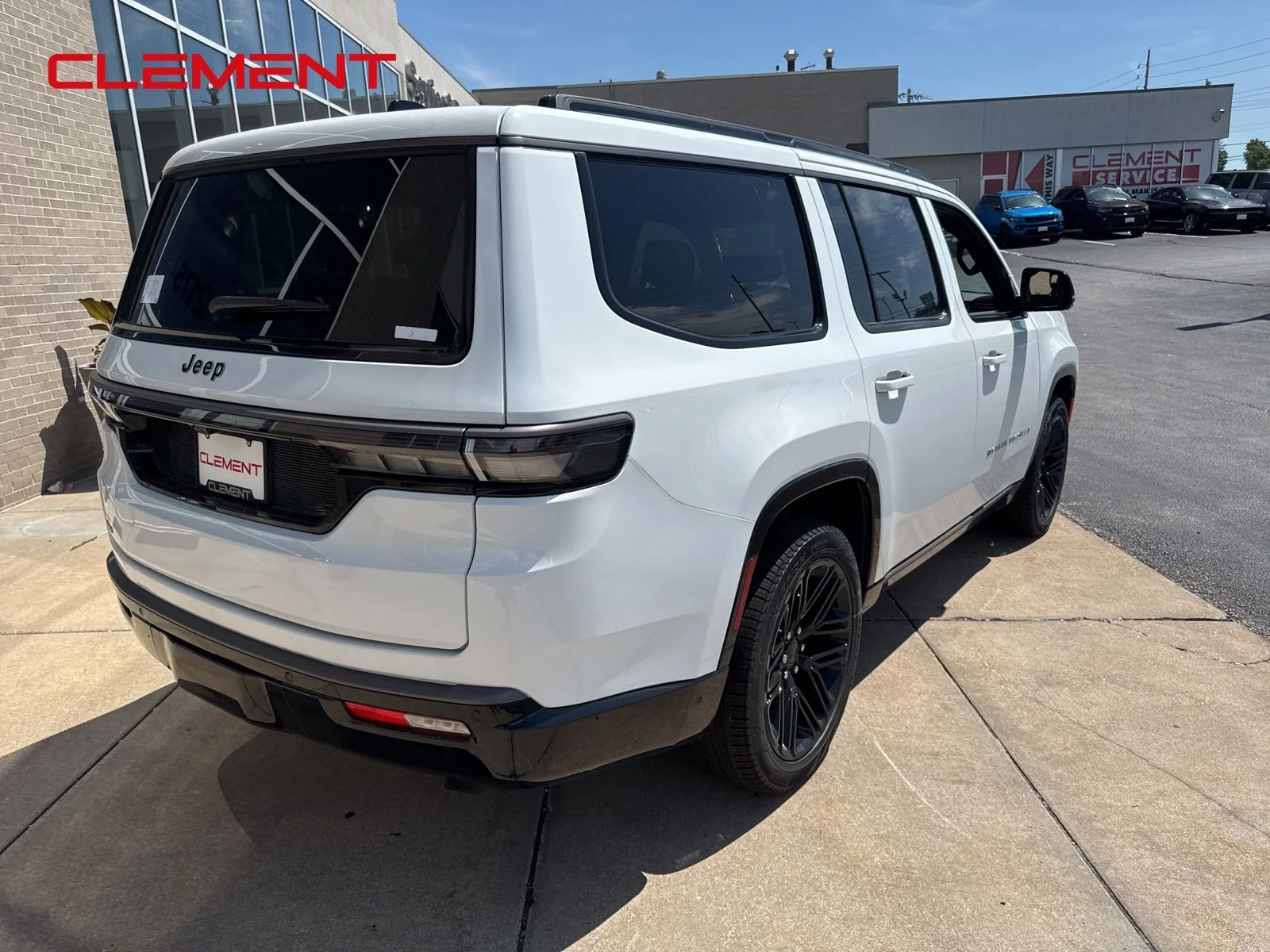 New 2026 Bright White Clear-Coat Exterior Paint Jeep Limited Reserve image 8