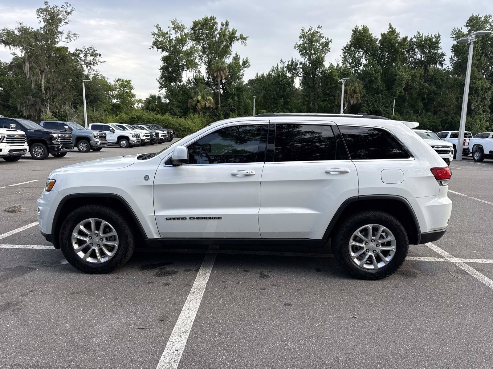 Used 2021 Bright White Clea Jeep Laredo E image 5