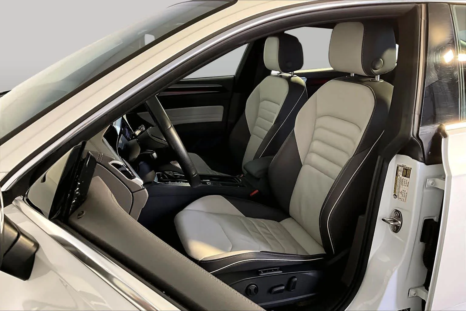 Used 2022 Oryx White Pearl Volkswagen SEL R-Line image 9