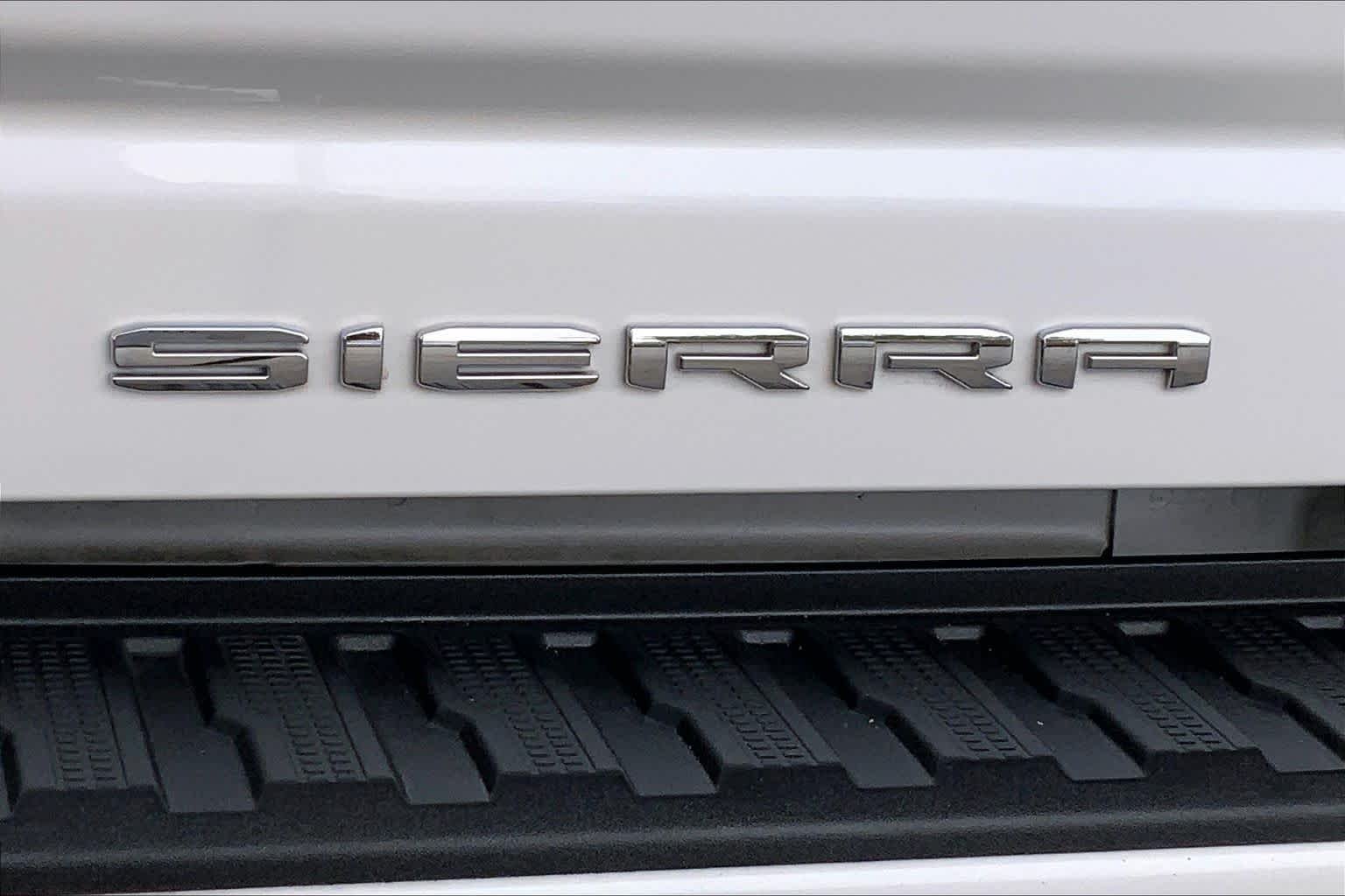 Used 2025 White Frost Tricoat GMC Denali Ultimate image 10