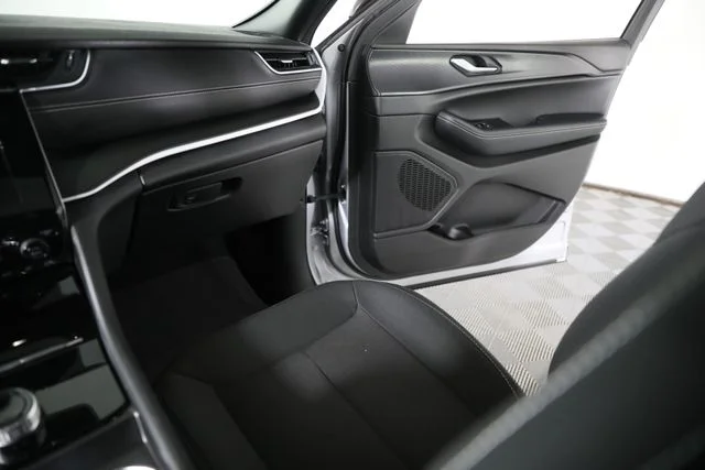 Used 2025 Silver Jeep Laredo X image 22