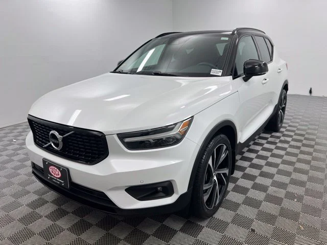 Used 2021 White Volvo R-Design image 2
