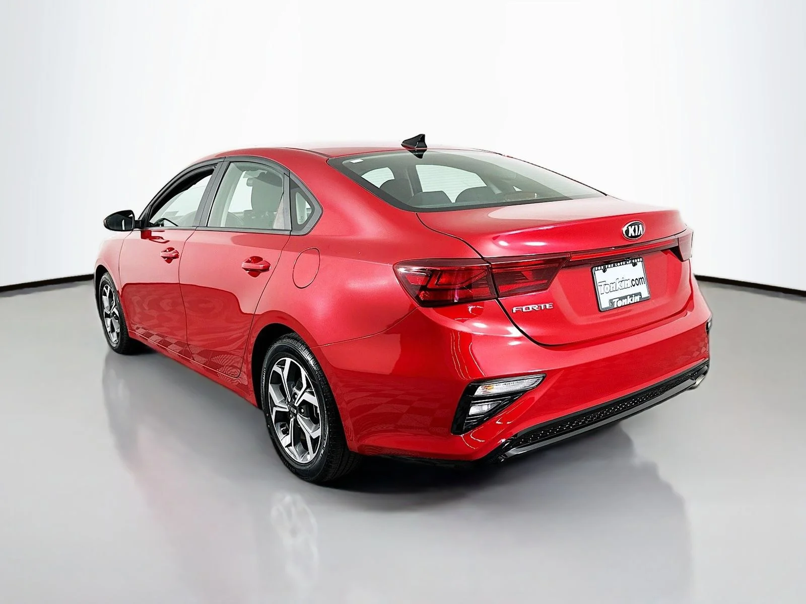 Used 2021 Currant Red Kia LXS image 5