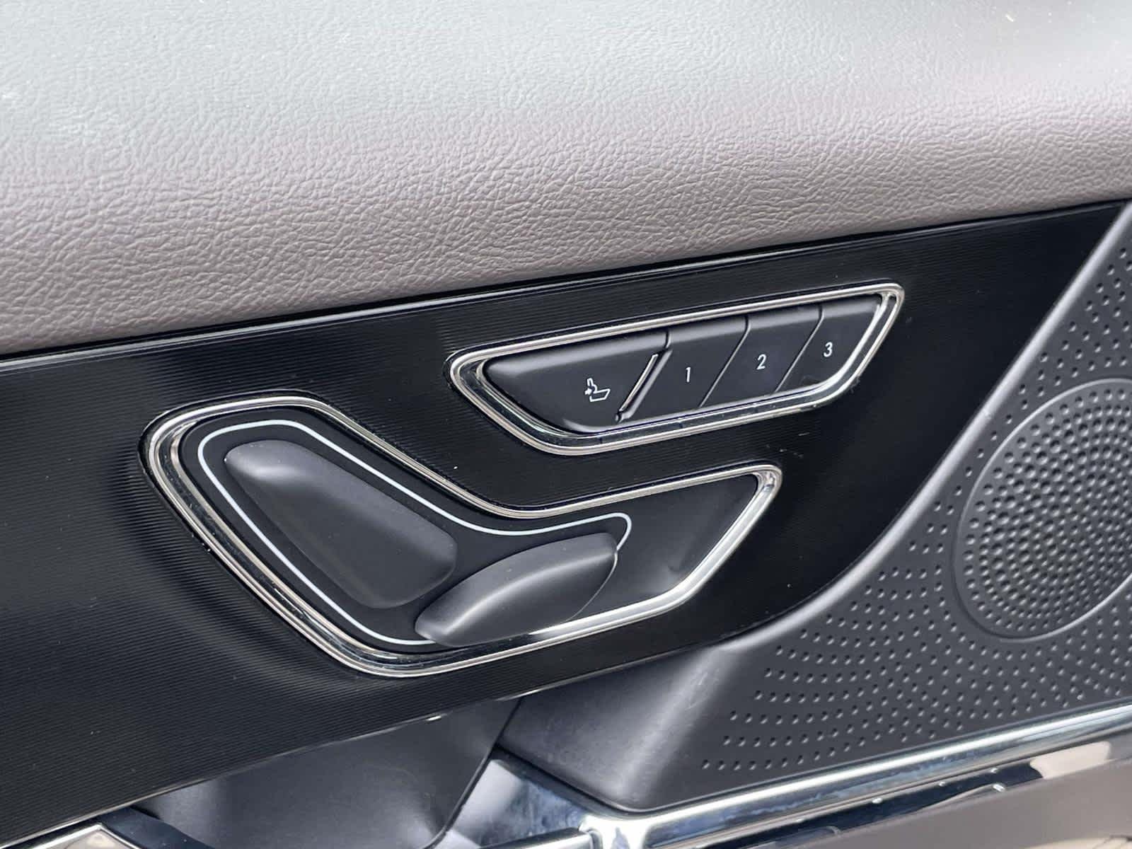 Used 2023 Ceramic Pearl Lincoln Standard image 16