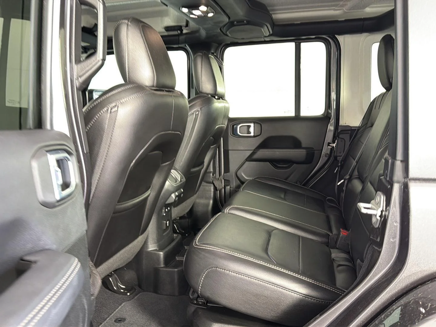 Used 2022 Granite Crystal Metallic Clearcoat Jeep Unlimited Sahara image 21