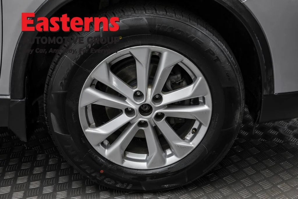 Used 2016 Silver Nissan SV image 29