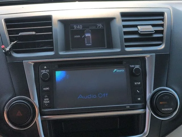 Used 2013 Gray Toyota SE image 22
