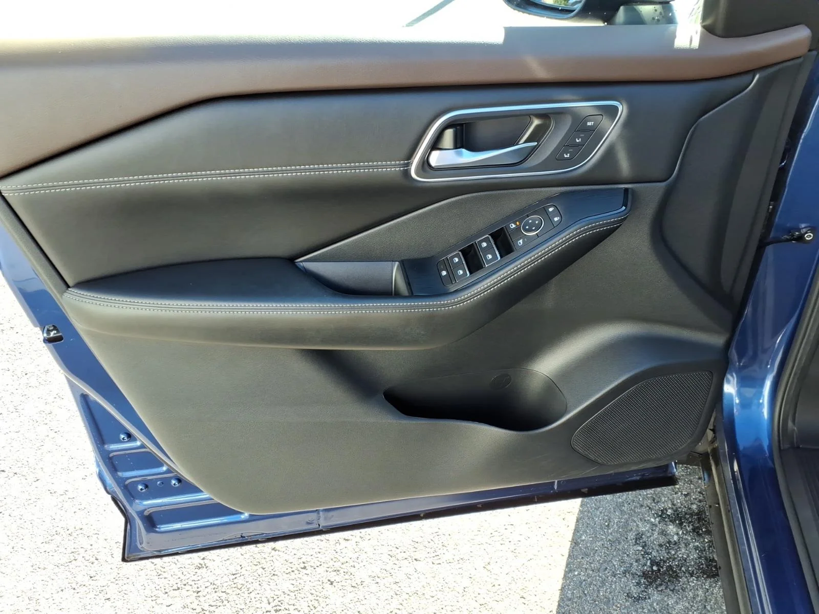 Used 2023 Caspian Blue Metallic Nissan Platinum image 10