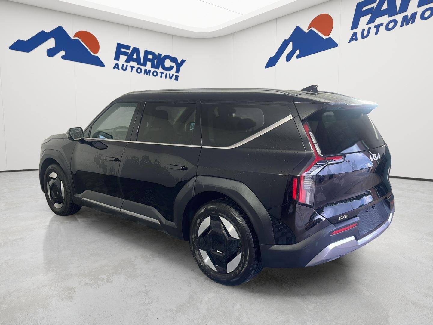 Used 2024 Aurora Black Pearl Kia Wind image 10