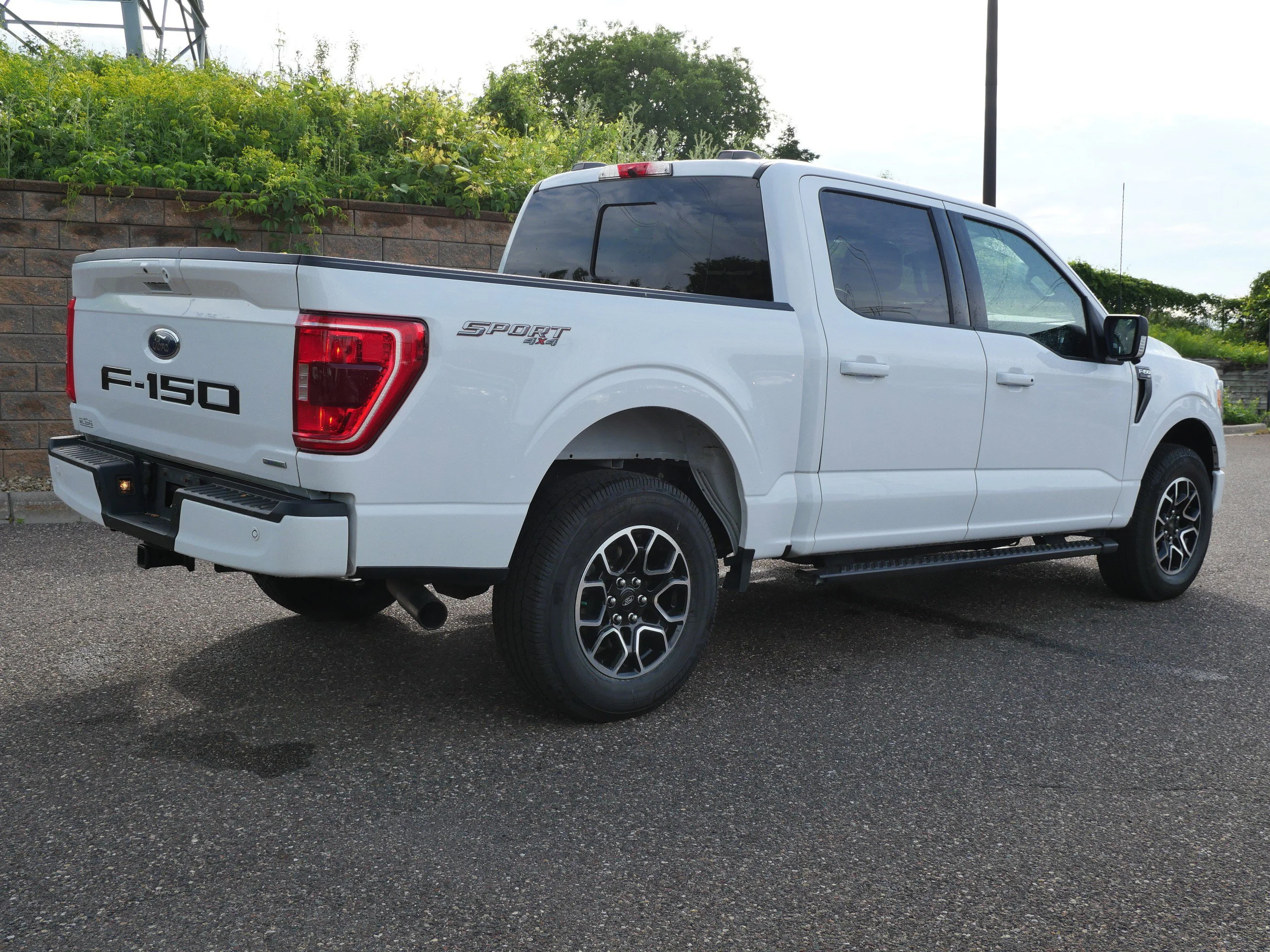 Certified Used 2022 Oxford White Clearcoat Ford XLT 4WD SuperCrew 5.5 Box image 6