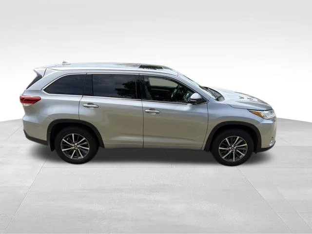Used 2017 Silver Toyota XLE image 2